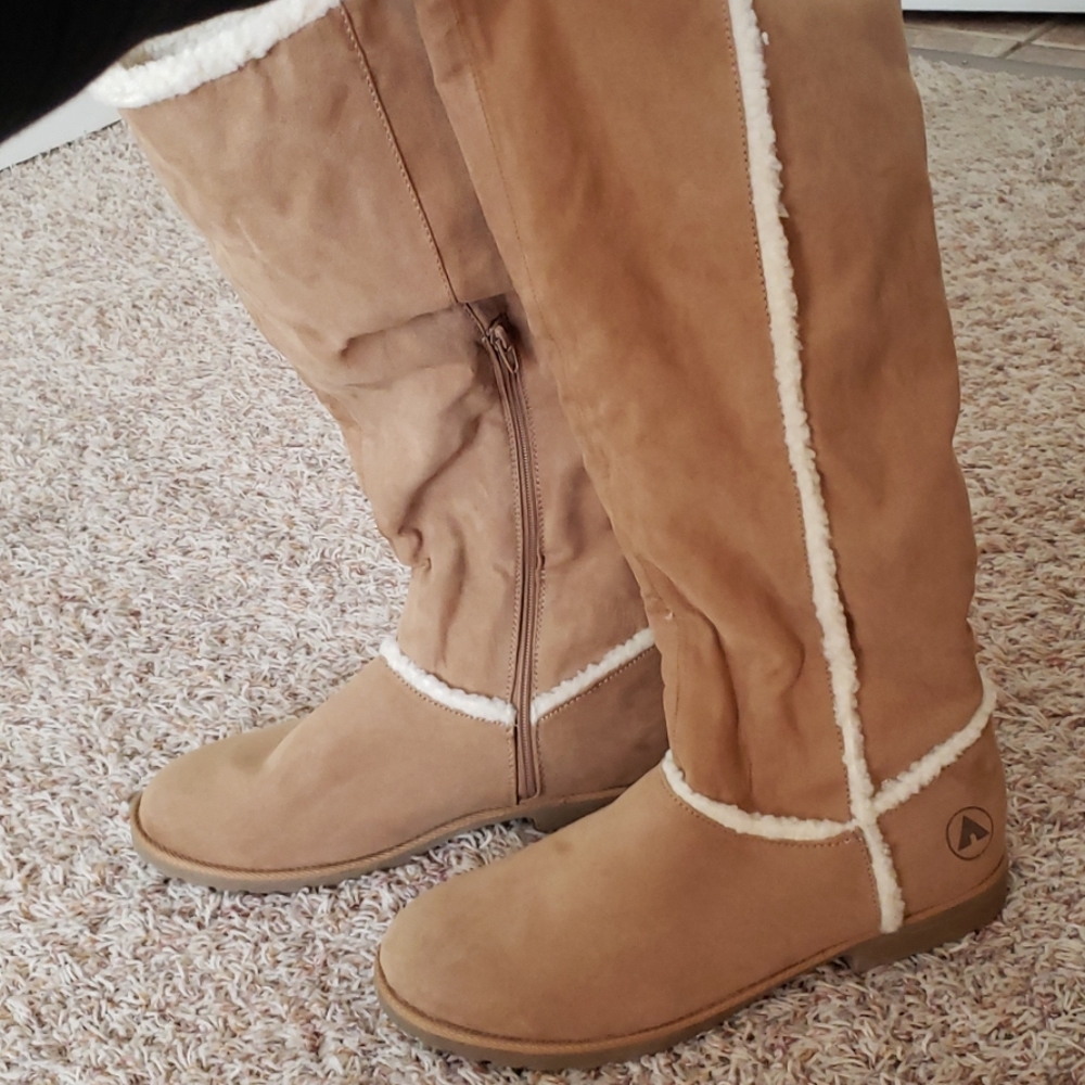 Tan suede flat winter dress boots NWOT 13